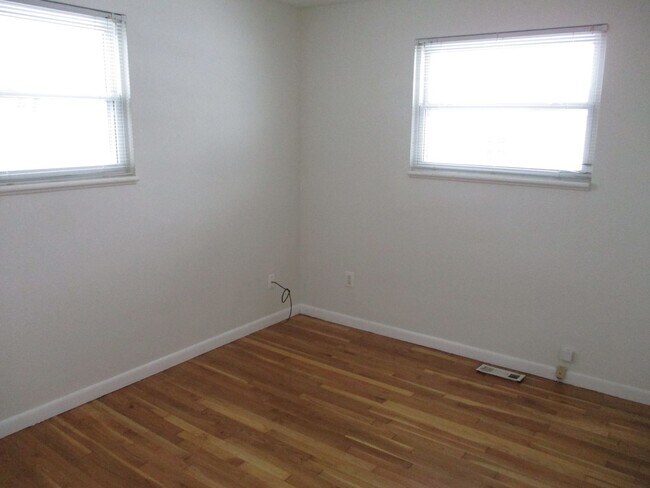 Building Photo - 3 Bedroom/1.5 Bath Brick Ranch In Miamisburg