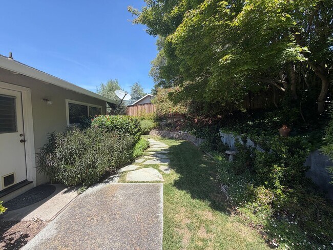 Building Photo - 3 Bed 2 Bath In Livorna Estates