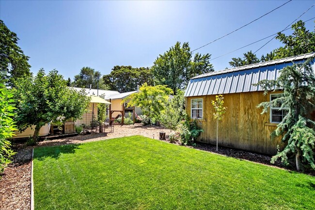 Building Photo - 2 Bedroom Cottage in the North End with to...