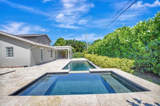 Building Photo - 4610 Pine Tree Dr