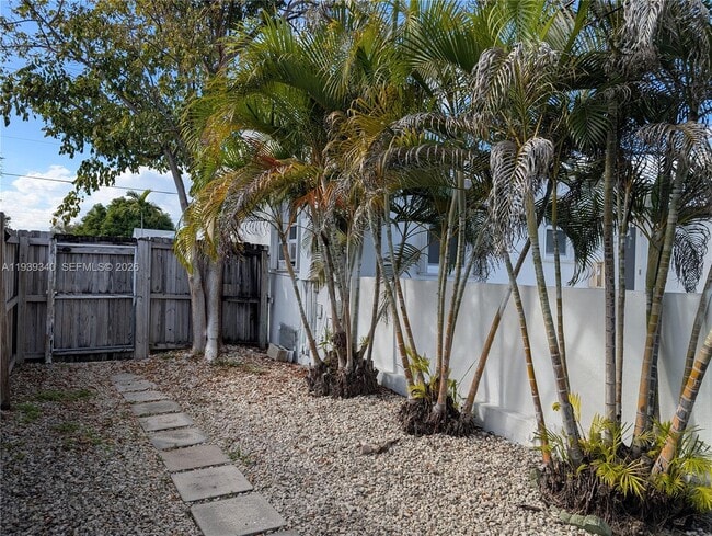 Building Photo - 311 SW 2nd Ave