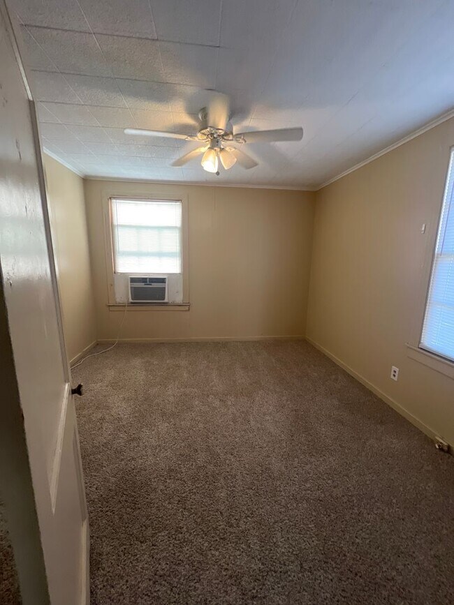 Building Photo - 1 bedroom 1 bath Duplex for lease