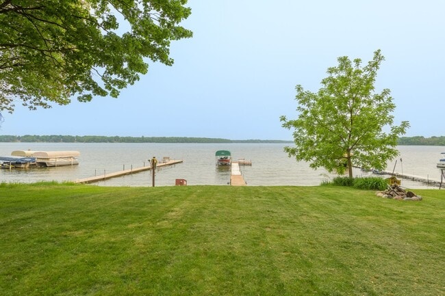 Building Photo - Rare green lake lake home for long term re...