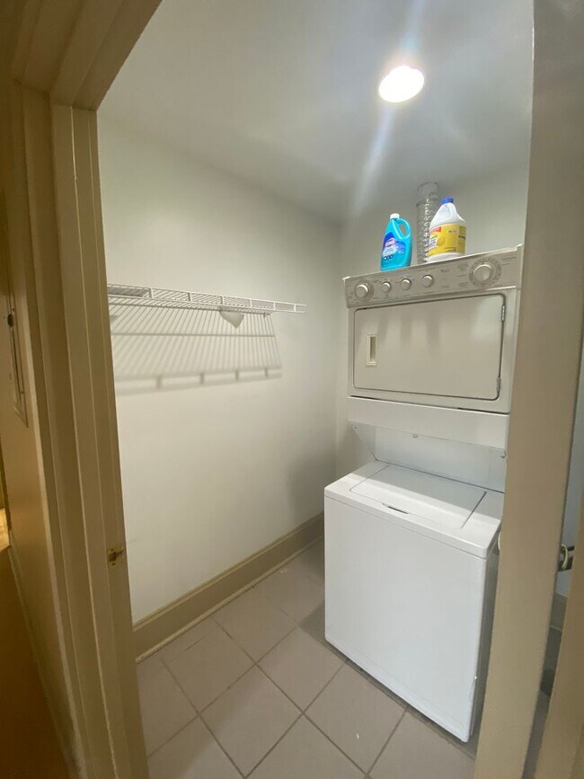 Building Photo - Stunning 2-bed, 1 bath apartment near Card...