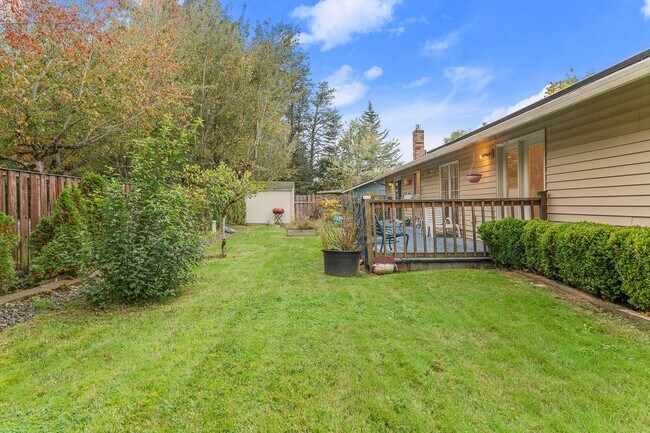Building Photo - Spacious, renovated 3-bdrm/2-bath ranch-style gem in Troutdale.  W/D, 2-car garage, fireplace