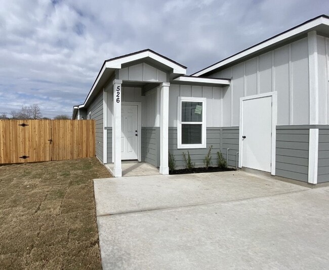 Building Photo - Beautiful Duplex in Seguin!