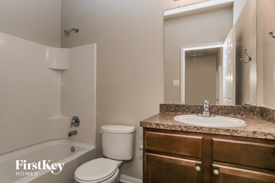 Building Photo - 5623 That Way