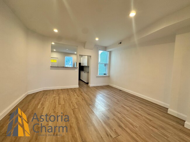 Building Photo - 3 Bedroom or 2 Bedroom with Den featuring Fenced Yard and Updated Kitchen