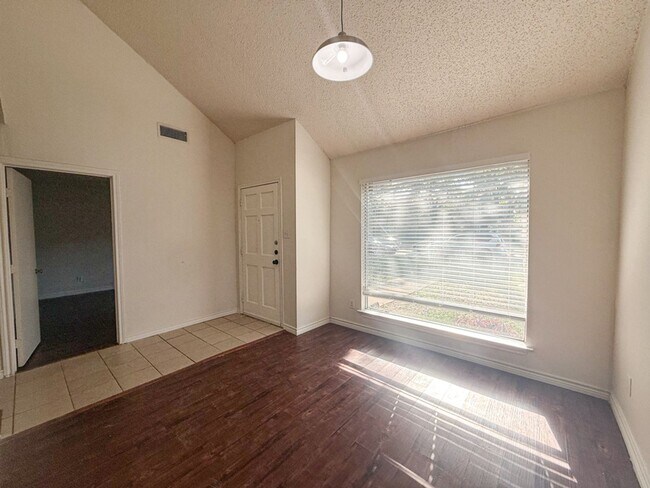 Building Photo - 612-614 Towne House Ln