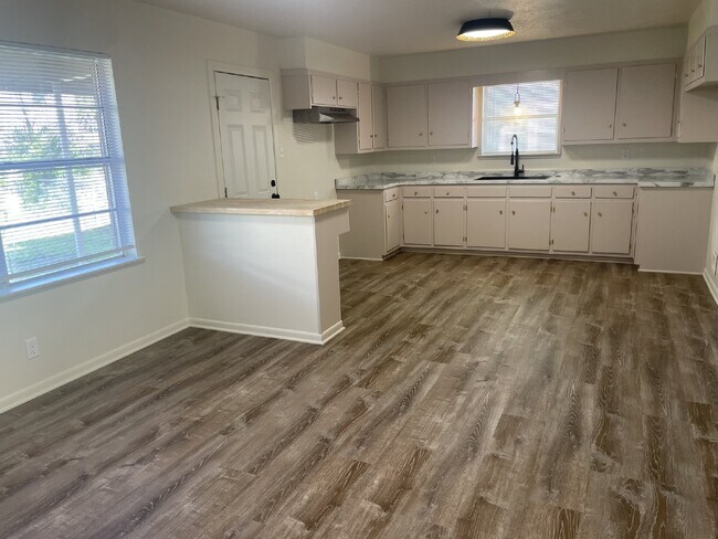 Building Photo - Two bedroom 1 bath next to campus!