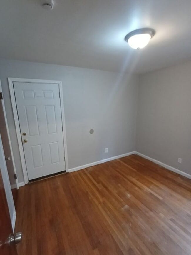 Building Photo - 3 bedroom/1.5 bath now available! $1300/mo!