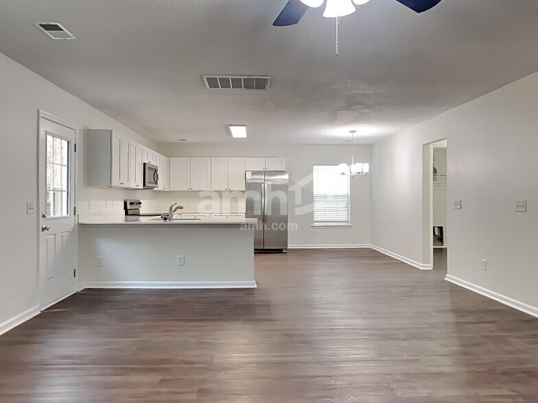 Building Photo - 125 Ducane St