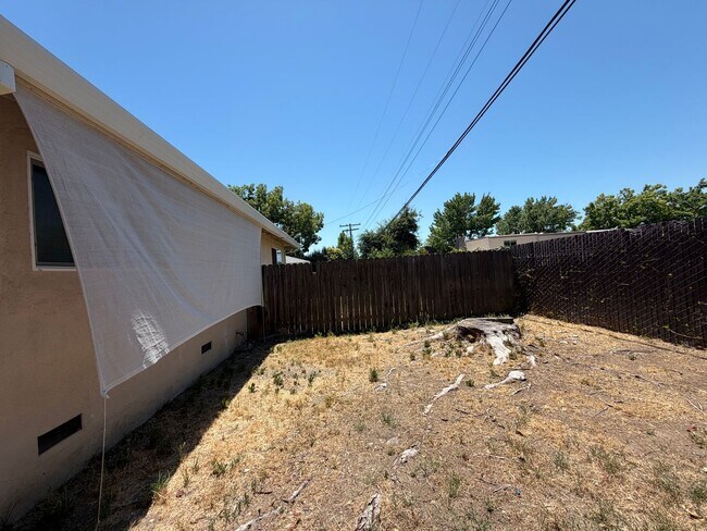 Building Photo - Updated 2 bedroom duplex near hospital