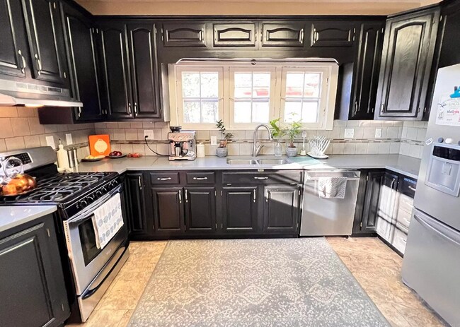 Building Photo - Large 3 Bedroom Home!