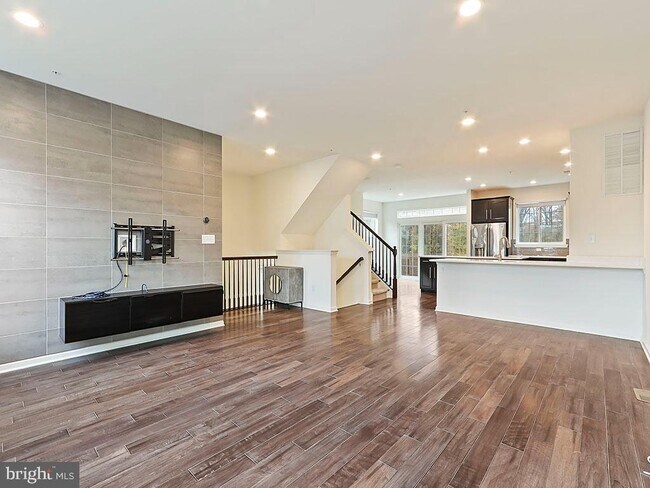 Building Photo - 523 Chestnut Ct