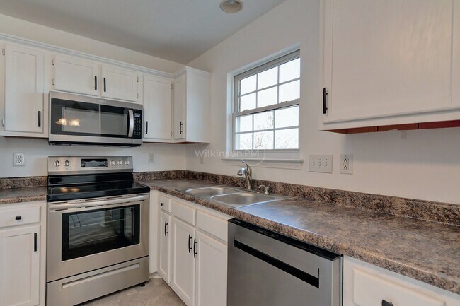 Building Photo - Beautiful 4 Bedroom 2.5 Bathroom Home with...