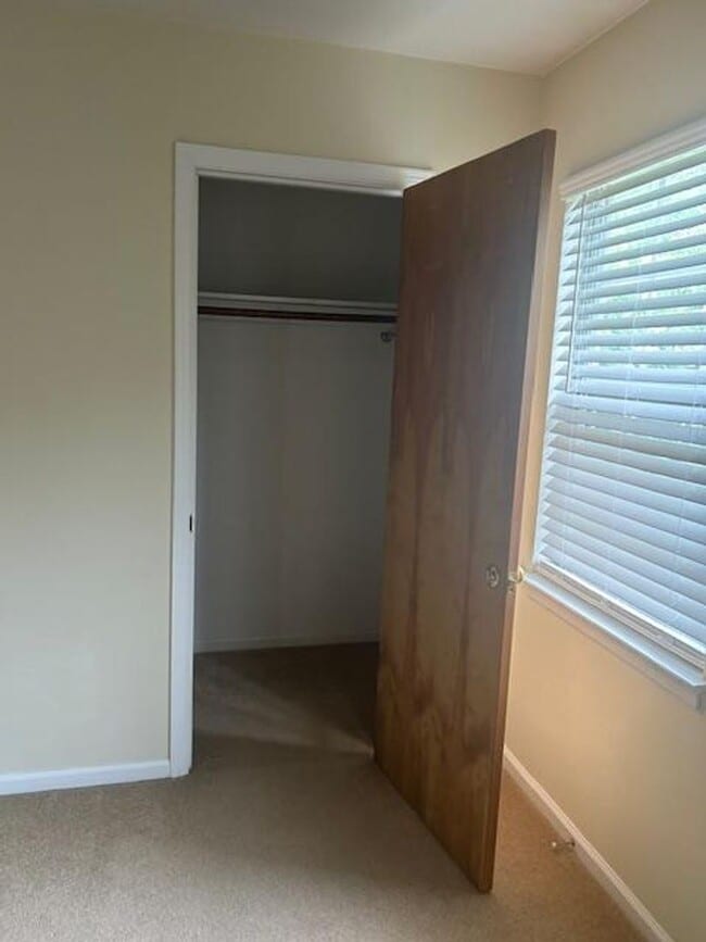 Building Photo - New Listing!