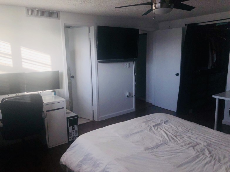 Building Photo - 7620 Carlyle Ave