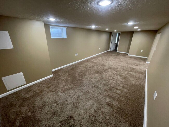 Building Photo - 5Bed/2Bath In Central Lincoln!