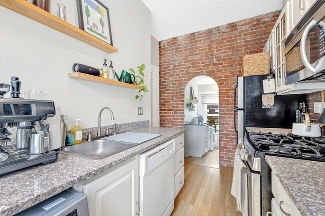 Building Photo - 405 Marlborough St