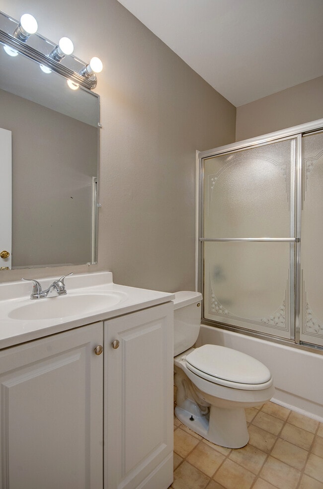 Building Photo - 304 Walnut Cir