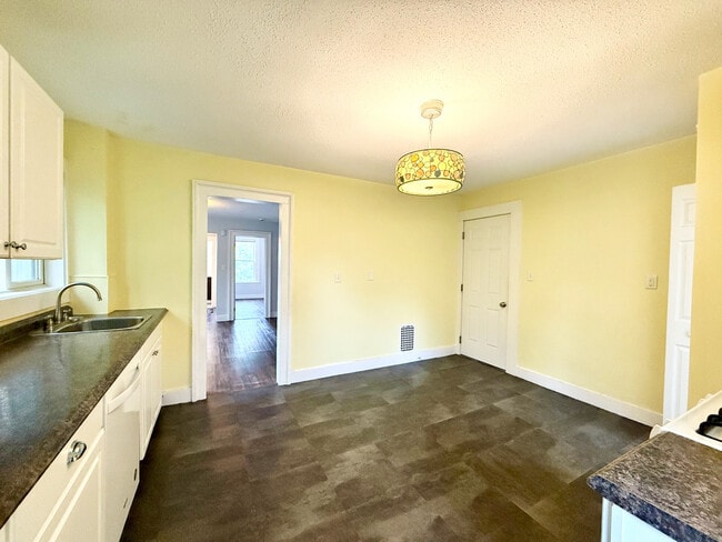 Building Photo - 52 Beers St