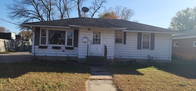 Primary Photo - 210 16th Ave NE