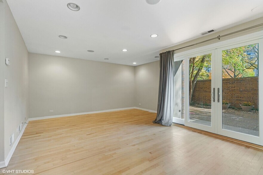 Building Photo - 1340 N La Salle Dr