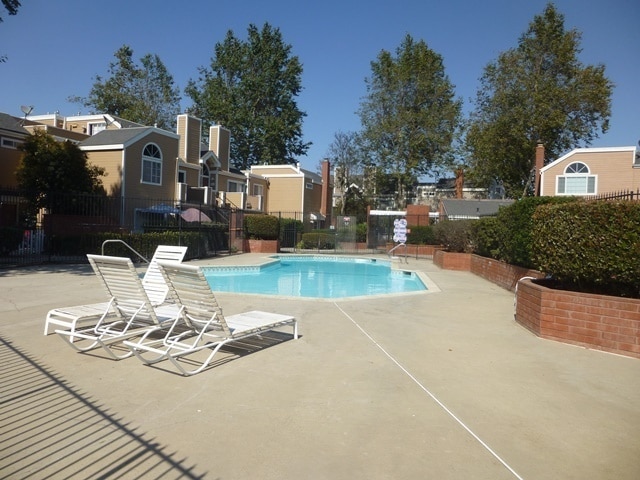 Building Photo - Updated Townhome in Country Club Village Green