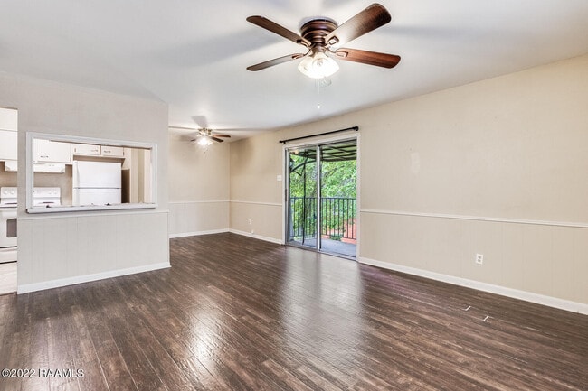 Building Photo - 211 Versailles Blvd
