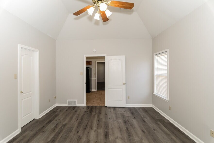 Building Photo - 5033 Thornebrook Cove