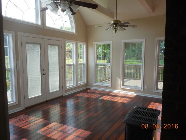 Building Photo - Lage 3 Bedroom  2 1/2 Bath Pet Friendly Home For Rent