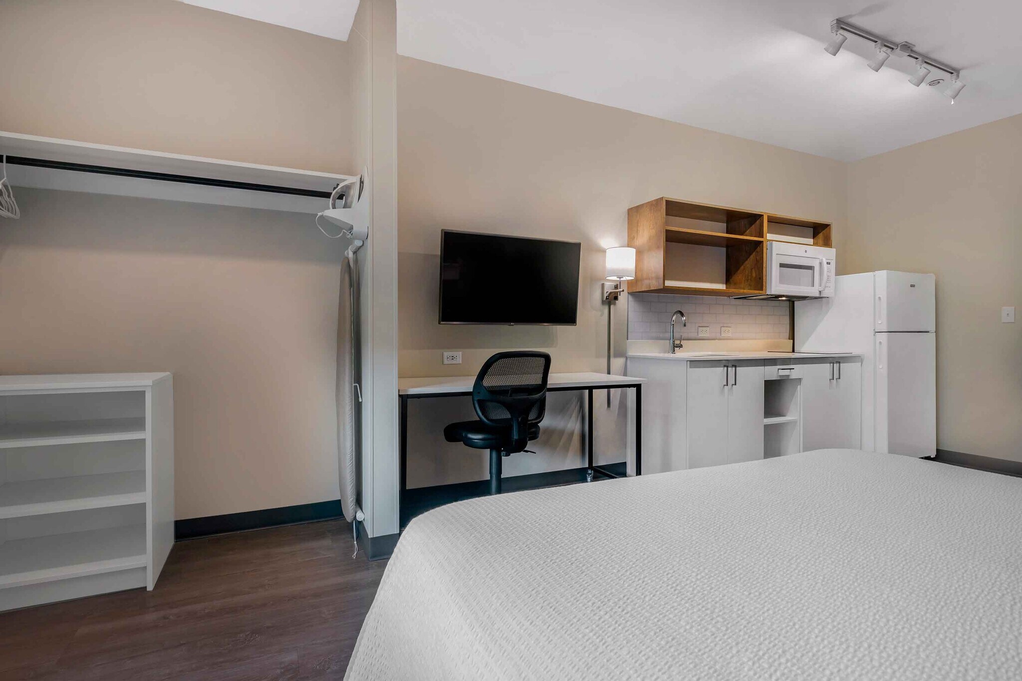 Building Photo - Furnished Studio-Phoenix - Chandler - Airport