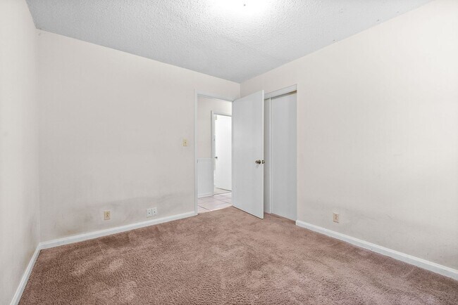 Building Photo - 3 Bedroom Home For Rent Near Downtown Clar...