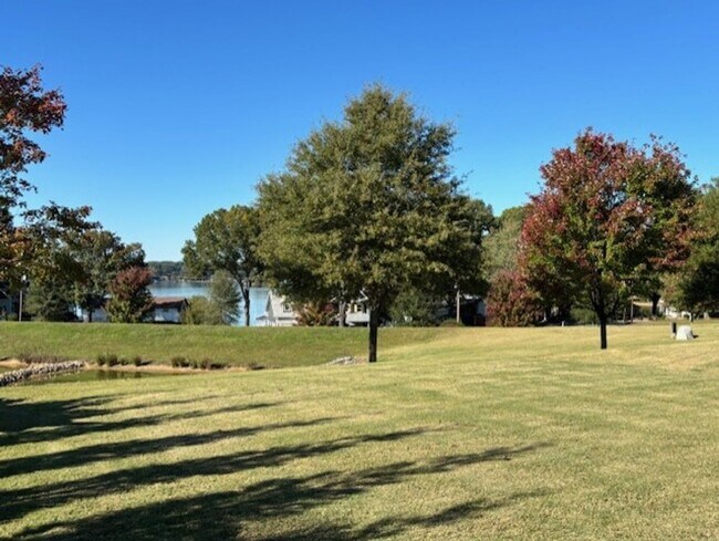 Building Photo - Stunning 5 Bed/4 Bath Home - Water View - ...