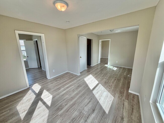 Building Photo - 2 bed cute home