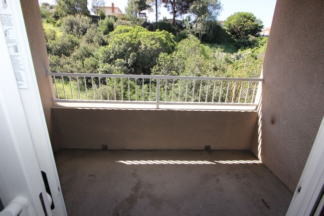 Building Photo - Light & Bright 2 bedroom 2 bathroom condo ...