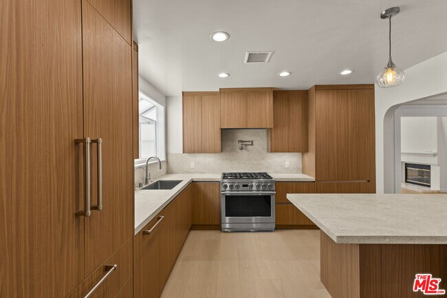 Building Photo - 8607 Clifton Way