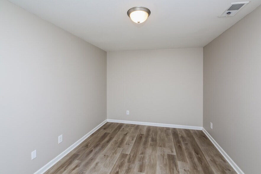 Building Photo - 7400 Brentridge Dr