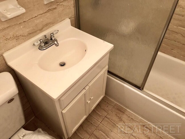 Building Photo - Just in! Well Priced 1 Bed in Bedstuy!