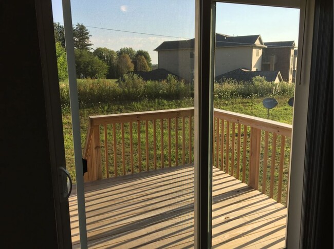 Building Photo - Spacious 3 bedroom, 3.5 bathroom Condo