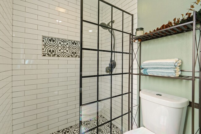 Building Photo - 5003 Mockingbird Ln