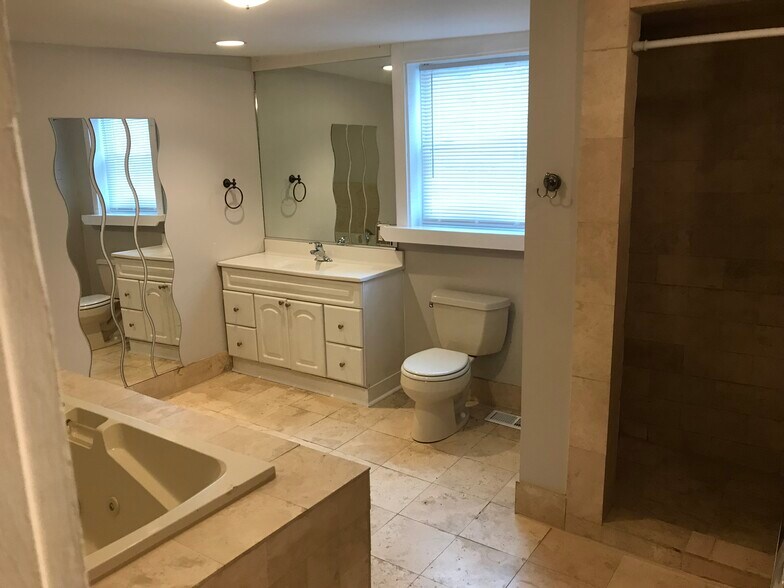 Bathroom - 1733 W Superior St