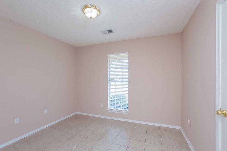 Building Photo - 10173 Oak Run Dr S