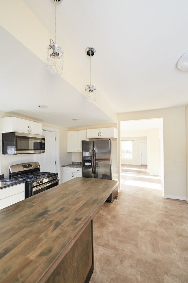 Building Photo - Lincoln