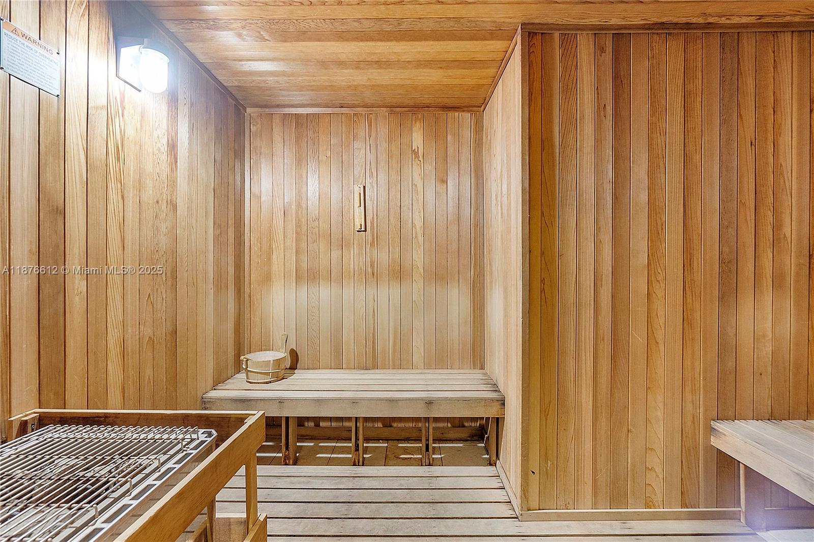 Building Photo - 15811 Collins Ave