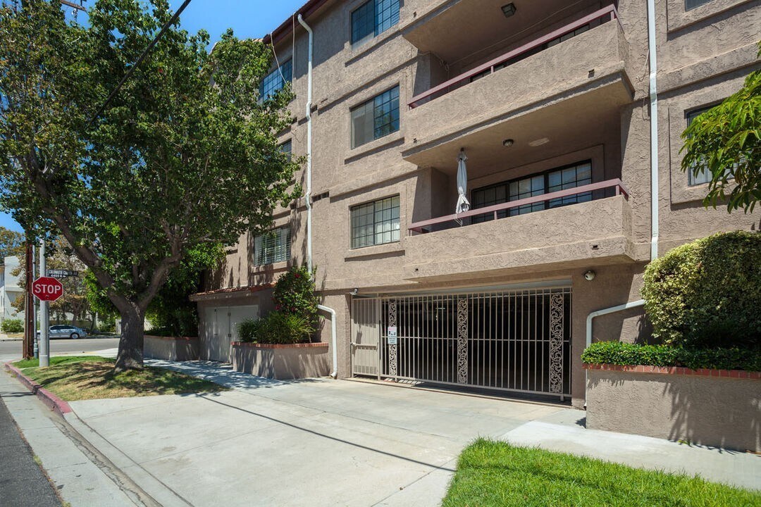 Building Photo - 4454 Coldwater Canyon Ave