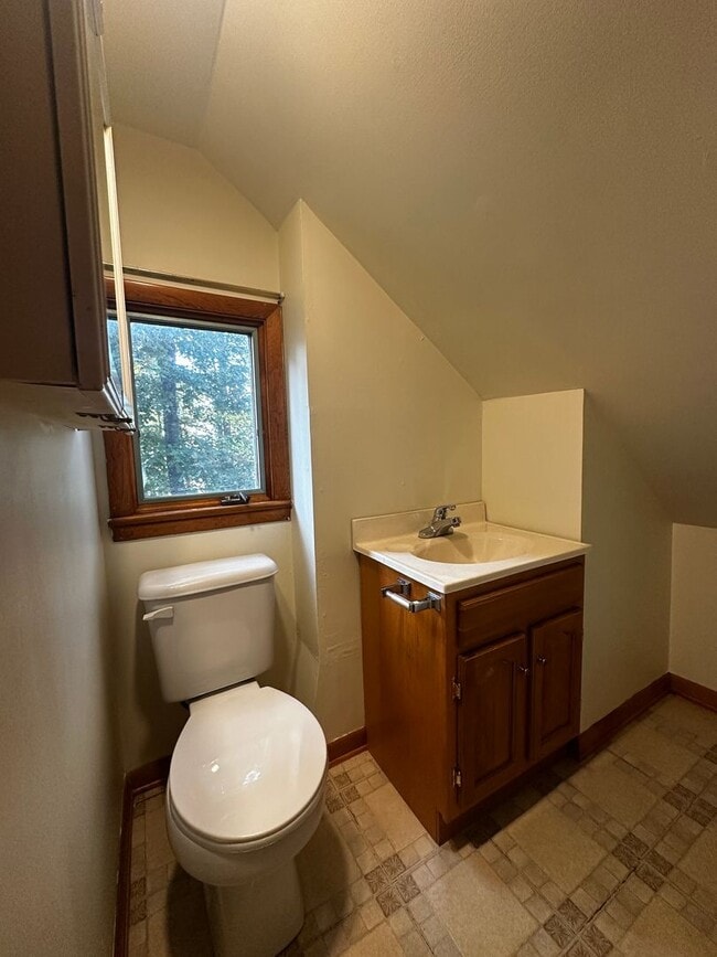 Building Photo - Spacious 3 bedroom/ 2.5 bath home near Exi...