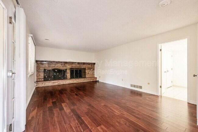 Building Photo - 580 E Kettle Ave