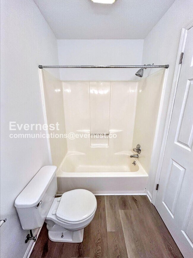 Building Photo - 2 Bed, 2.5 Bath Townhome with Assigned Par...